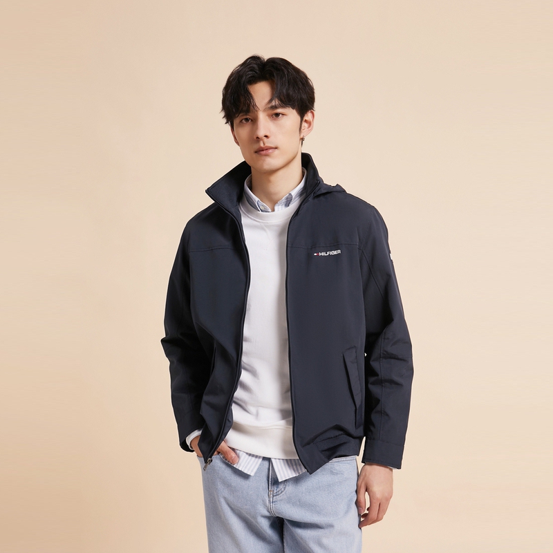 Shop Tommy Hilfiger 防水輕量可收納軟殼夾克 海軍藍。 78J8340