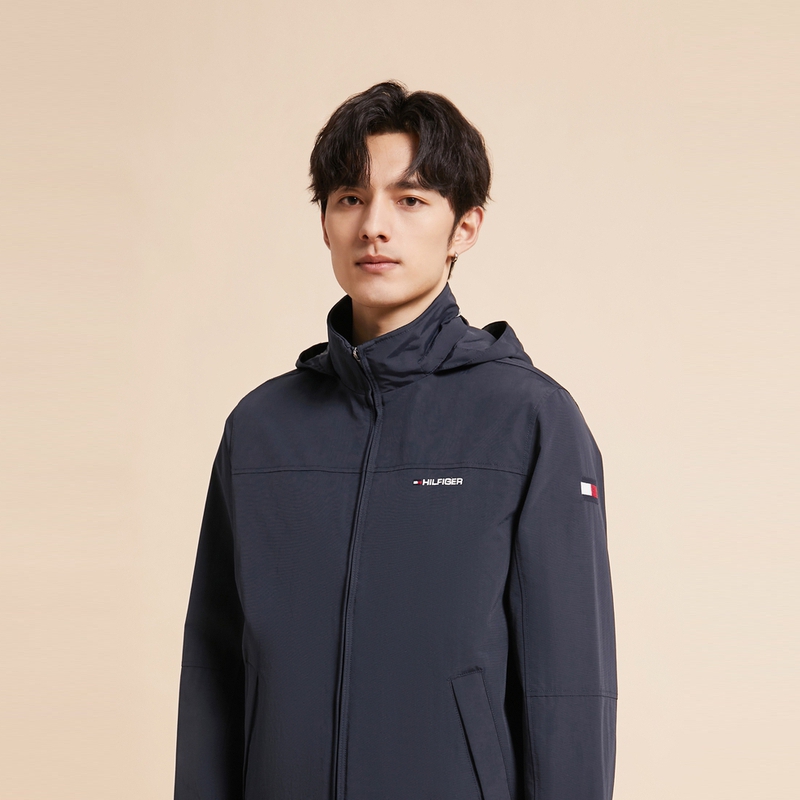 Sizing Tommy Hilfiger 防水輕量可收納軟殼夾克 海軍藍。 78J8340