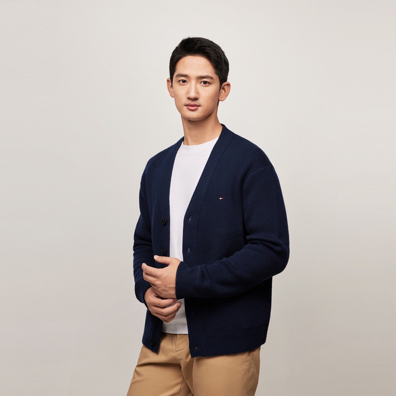 Shop 汤米希尔费格羊毛纽扣V领宽松针织毛衣 MW0MW36553