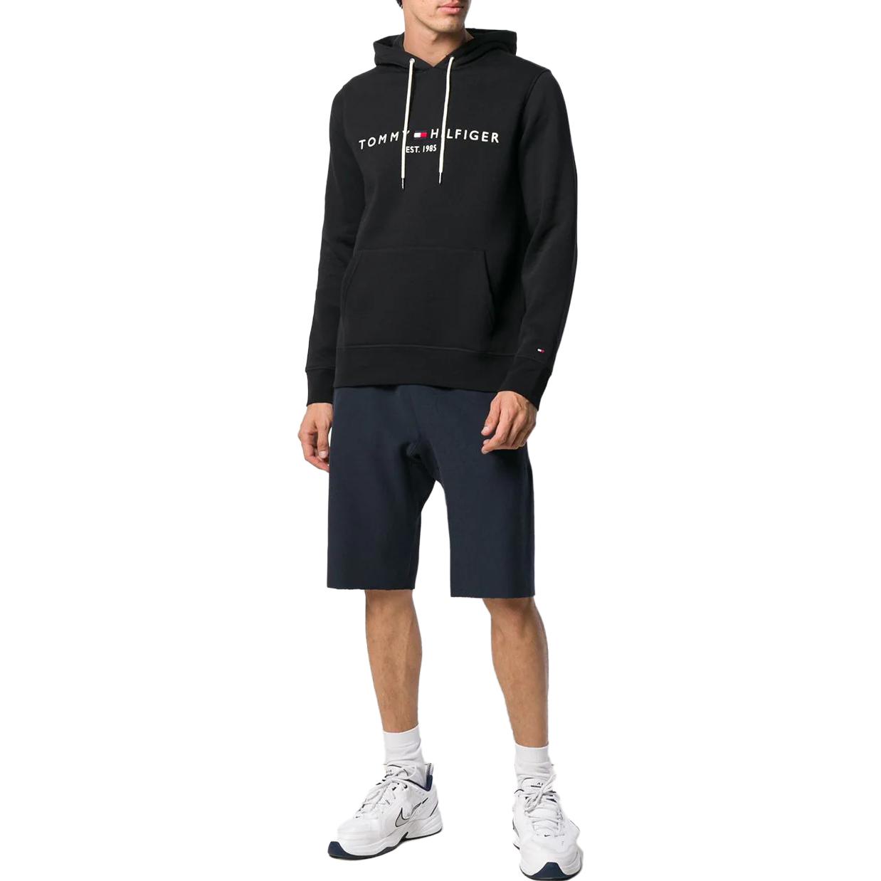 Lookbook Tommy Hilfiger FW22 Hoodie Logo Print Hitam Pullover. MW0MW10752-BAS