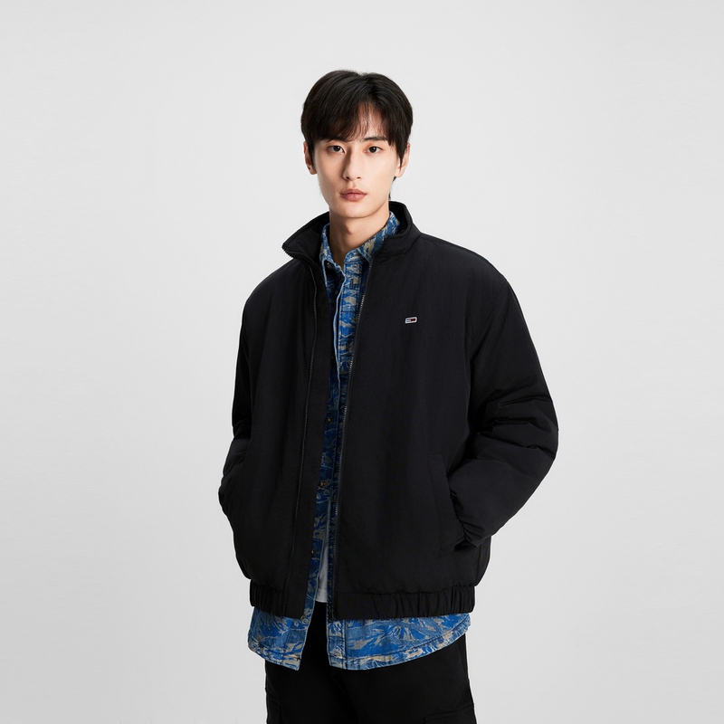 Shop Tommy Hilfiger 復古男士寬鬆立領厚鋪棉外套 DM0DM17238