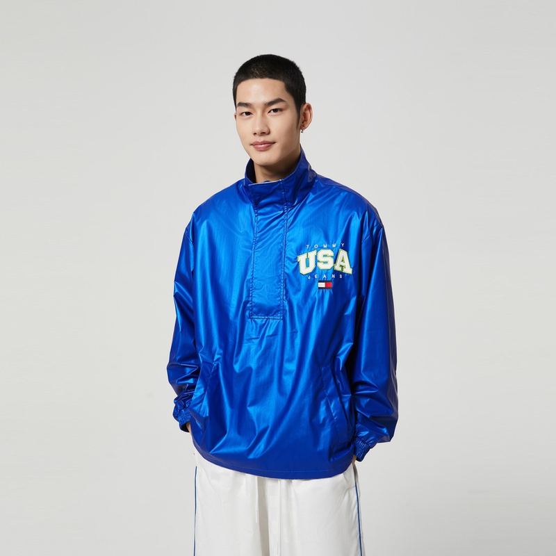 Shop 타미 힐피거 스트릿 스타일 자수 풀오버 자켓 - 브라이트 블루 DM0DM15908