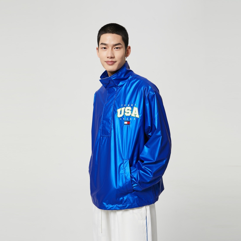 Sizing 타미 힐피거 스트릿 스타일 자수 풀오버 자켓 - 브라이트 블루 DM0DM15908