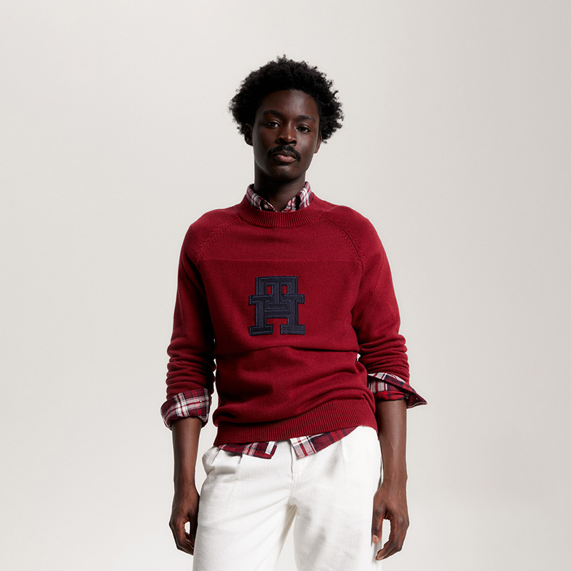 Shop 汤米希尔费格男女休闲宽松刺绣棉针织套头毛衣. MW0MW33085