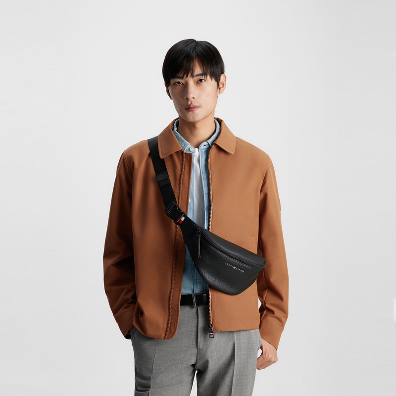 Shop Tommy Hilfiger 城市逃逸防風防水輕量男士戶外夾克 MW0MW35254