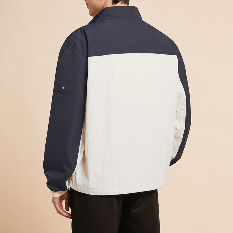 Shop Tommy Hilfiger 防水拼色戶外健行外套 男女款 藍白色 MW0MW31650-AC0