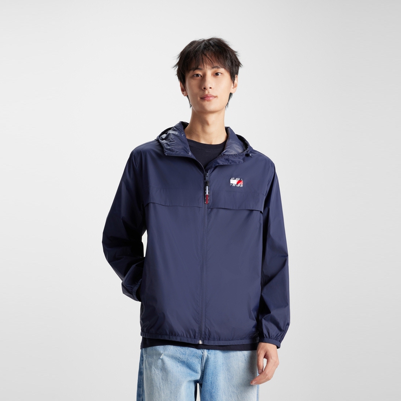 Shop Tommy Hilfiger 防風防水可收納連帽戶外夾克 DM0DM16584-LXW