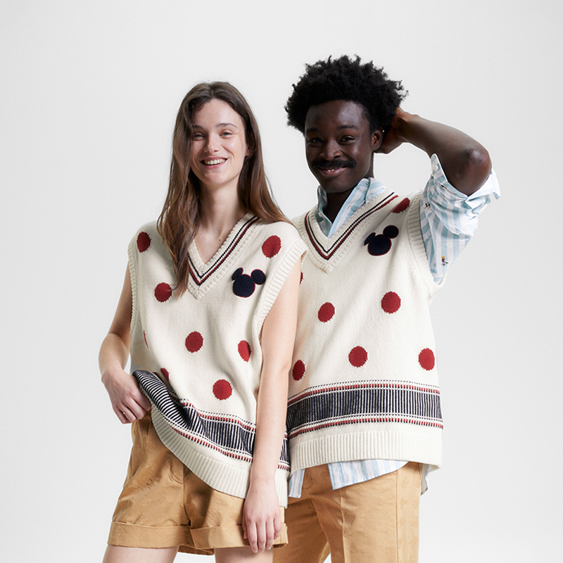 Shop 汤米希尔费格 x 迪士尼男女宽松V领无袖针织衫 MW0MW31618YBL