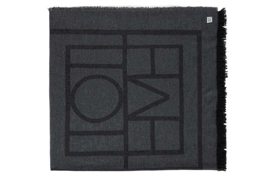 Shop Toteme 灰色印花經典抓毛圍巾 情侶款 男女通用款式. 213-894-808-395