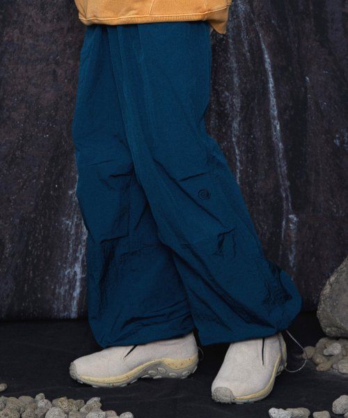 TRAVEL Metal Front Dart Pants Peacock_Jogger Pants Available. TRTTSSNP07UG7