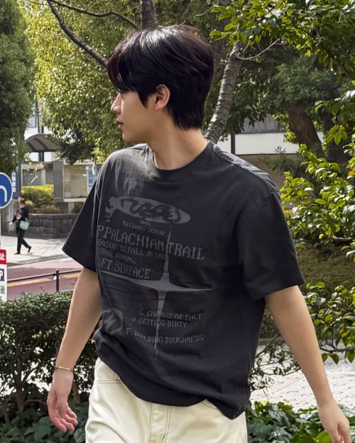 TRAVEL Reason Trail Pigment Short Sleeve Tee Black Charcoal TRTHSURS41UC5
