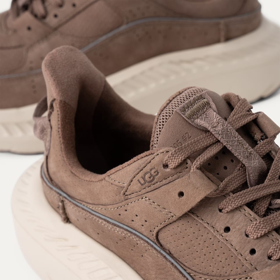 Shop UGG CA805 V2 磨砂牛皮鞋 1127111