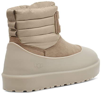 UGG經典迷你雙層牛皮 舒適加絨 短筒 雪地靴 男款 沙丘色 Shop UGG經典迷你雙層牛皮 舒適加絨 短筒 雪地靴 男款 沙丘色