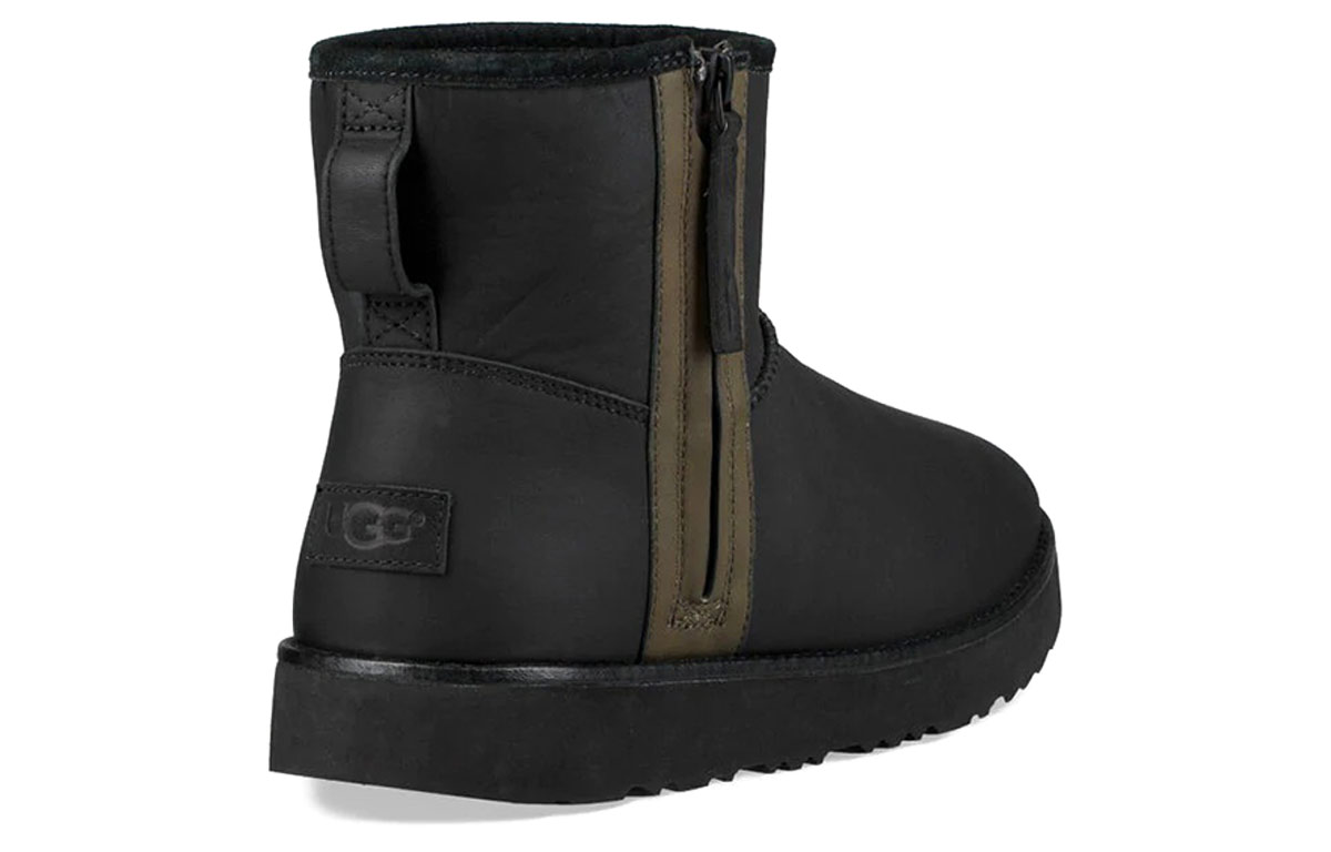 Shop UGG クラシックミニジップ 防水ブラック 1018453-BLK