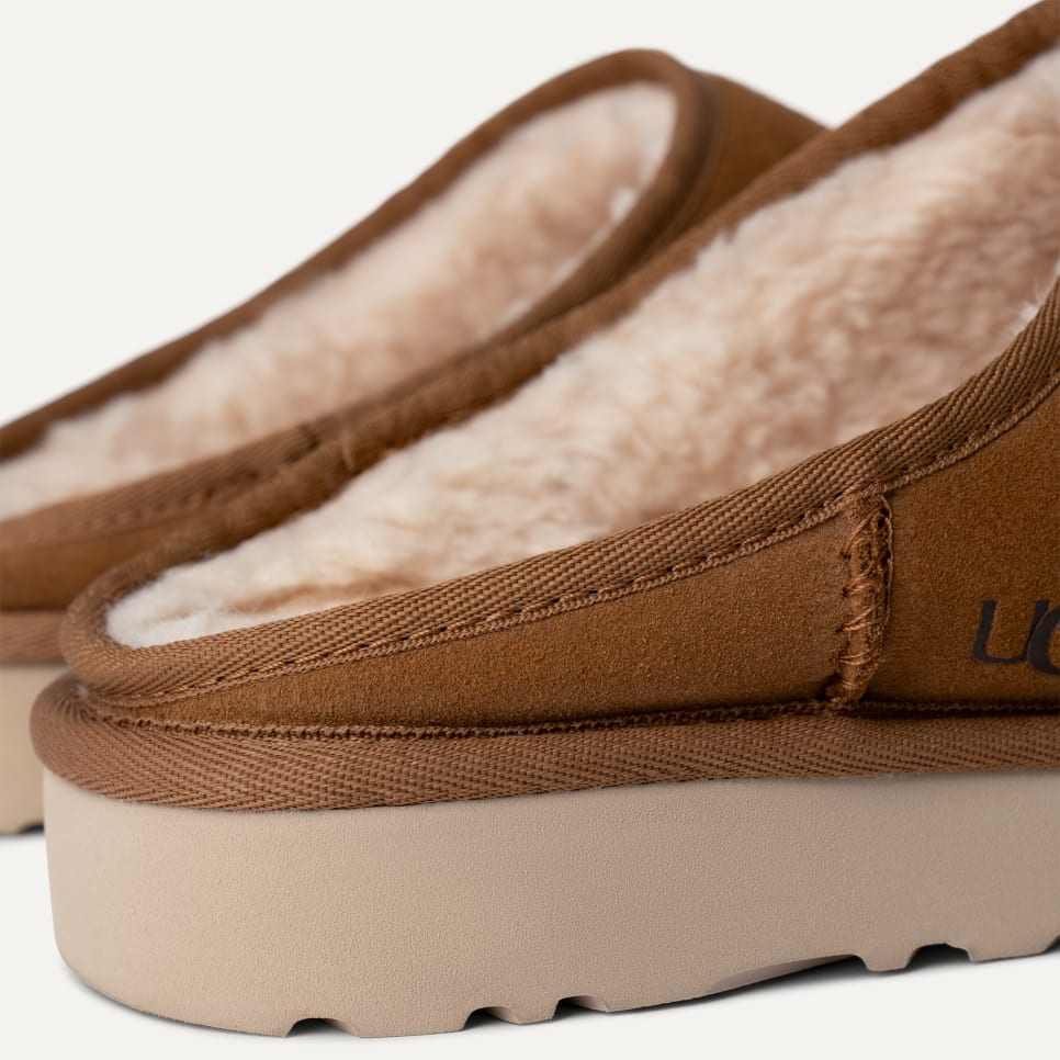 Shop UGG クラシック スリップオン 1129290