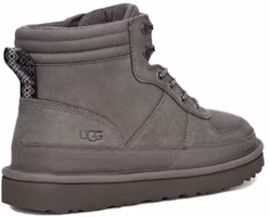Shop UGG Highland ULD 运动货物灰色 1112991-CHRC