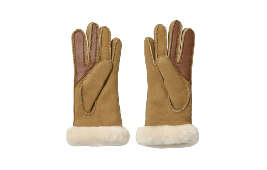 Lookbook Guantes UGG de piel de oveja y lana unisex estilo pareja en color camel. 17371-CHE