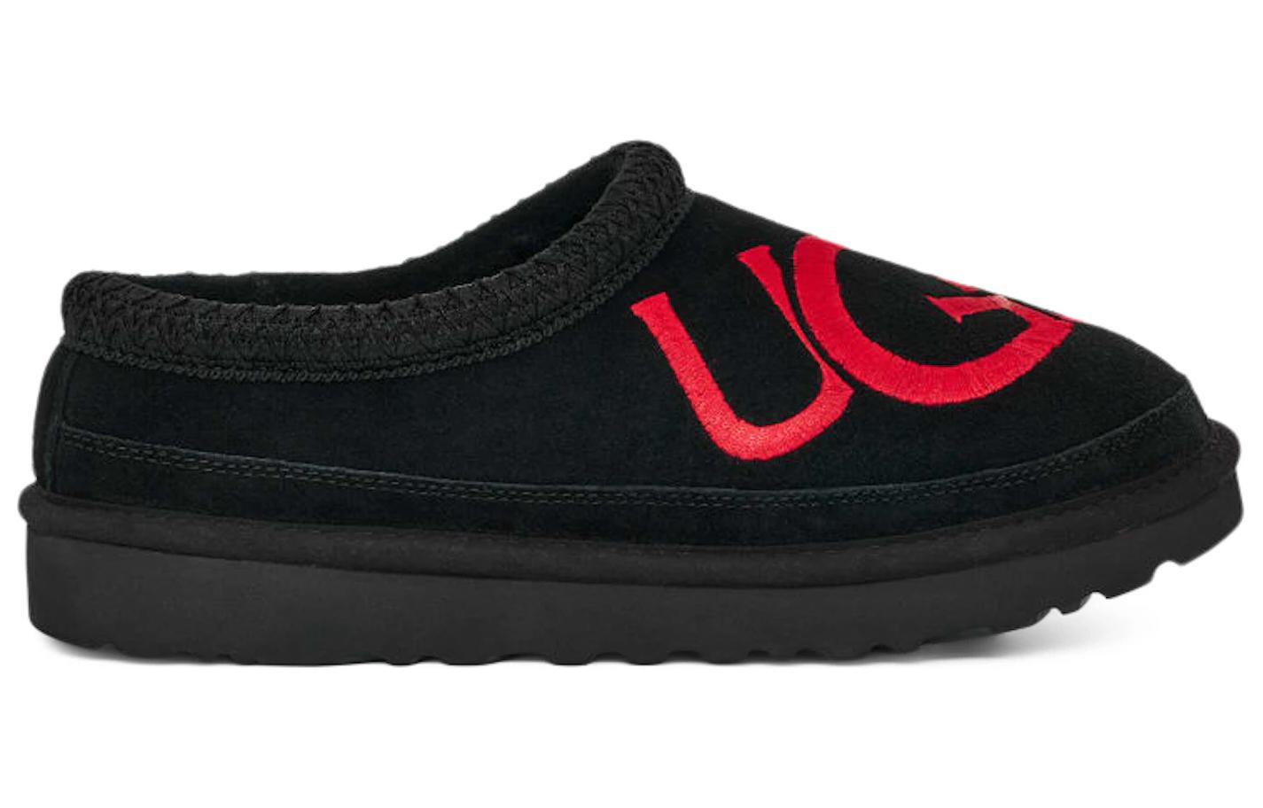 Order UGGタスマン ロゴ スリッパ (黒/サンバ赤) 1112448-BSMR