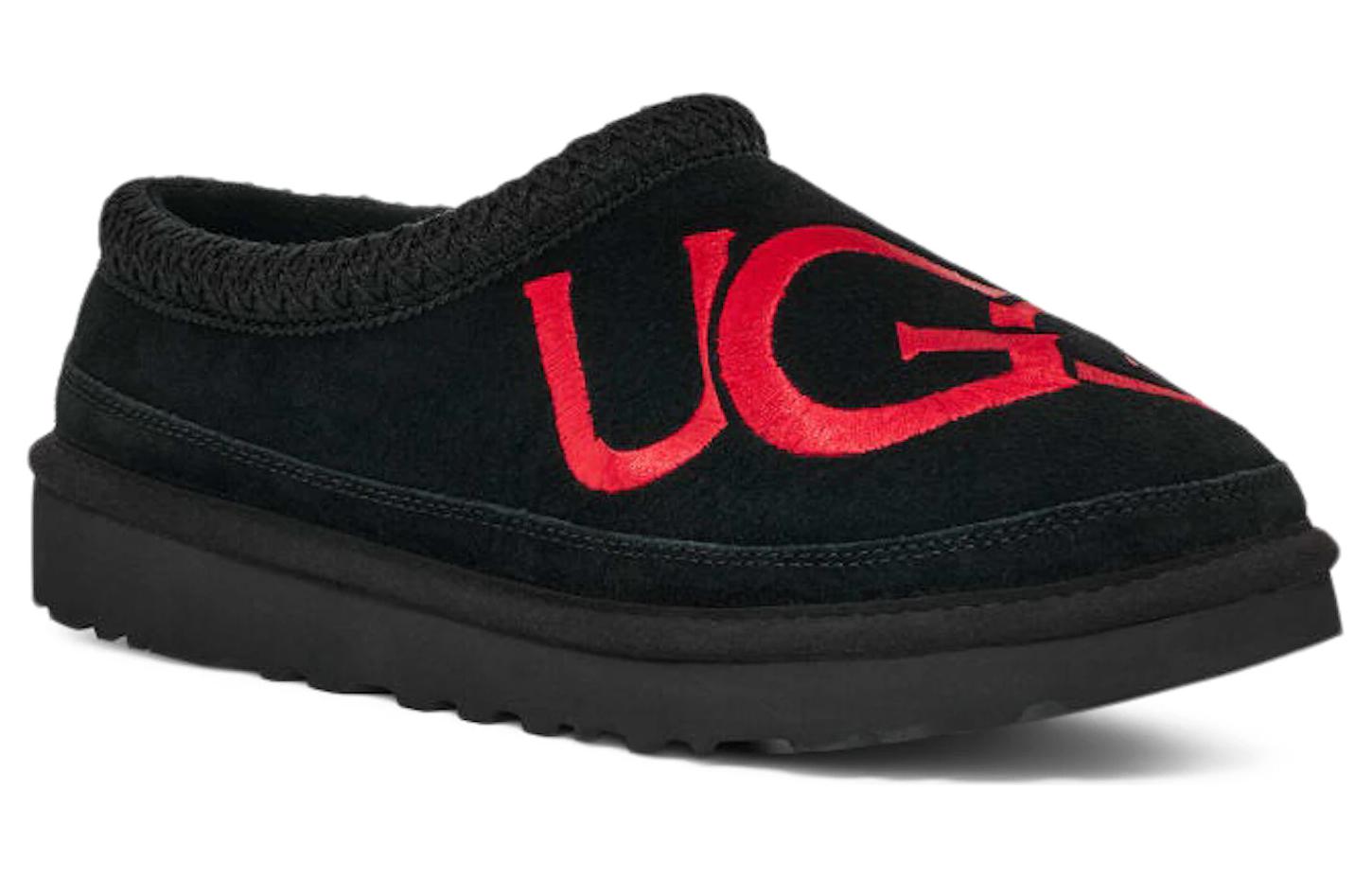 Lookbook UGGタスマン ロゴ スリッパ (黒/サンバ赤) 1112448-BSMR