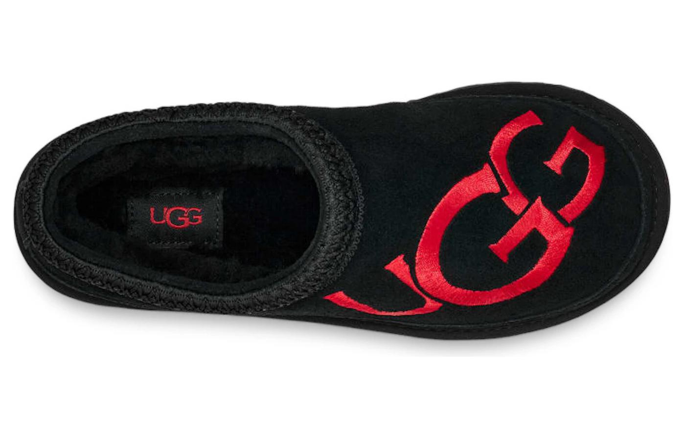 Shop UGGタスマン ロゴ スリッパ (黒/サンバ赤) 1112448-BSMR
