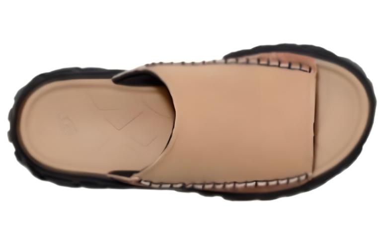 Shop UGG 皮革露趾套腳一字拖鞋 男女同款 棕黑色