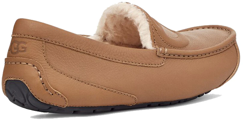 UGG x Telfar Mocassin Logo Marron Châtaigne 1127799-CHE Lookbook UGG x Telfar Mocassin Logo Marron Châtaigne 1127799-CHE