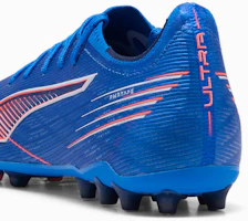 Lookbook Ultra 6 Ultimate MG Ultra Blauw/PUMA Wit/Gloeiend Rood 108560-01
