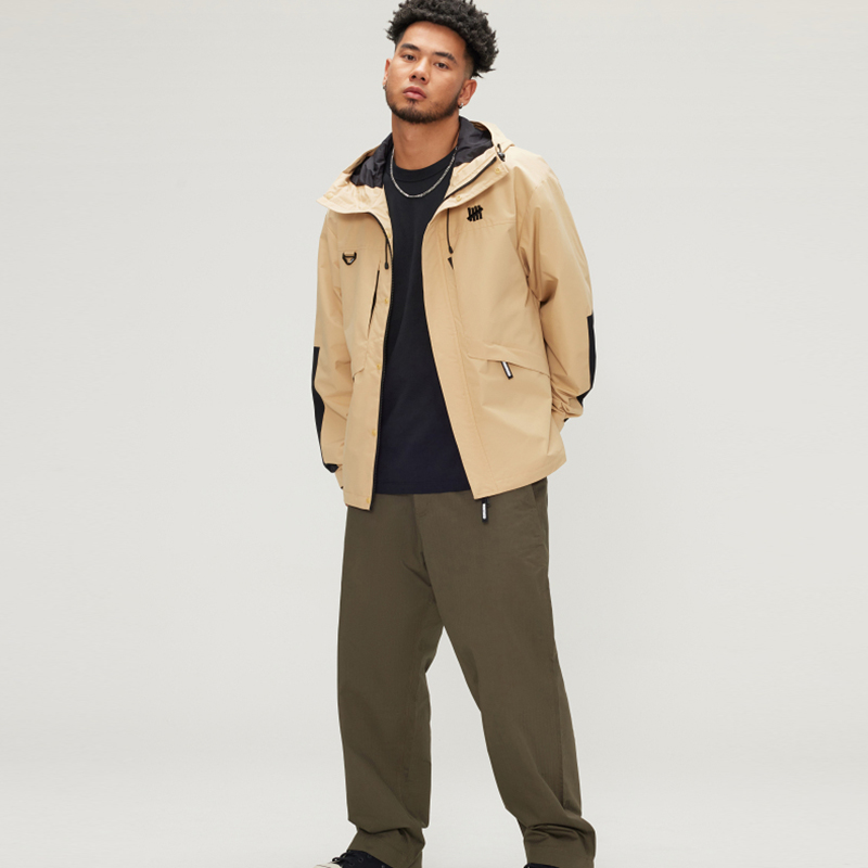 Shop UNDEFEATED 五條紋拼色戶外外套 男女通用 UC33GWJ02M