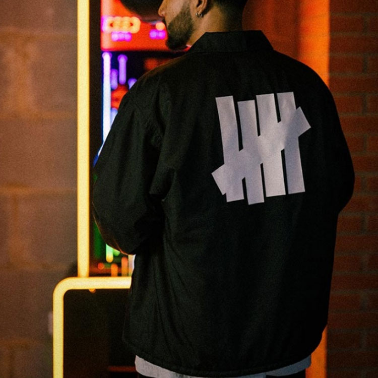 Shop UNDEFEATED FW22 男女款寬鬆配色徽標外套 UC23GWJ02M