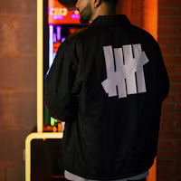Shop UNDEFEATED FW22 男女款寬鬆配色徽標外套 UC23GWJ02M