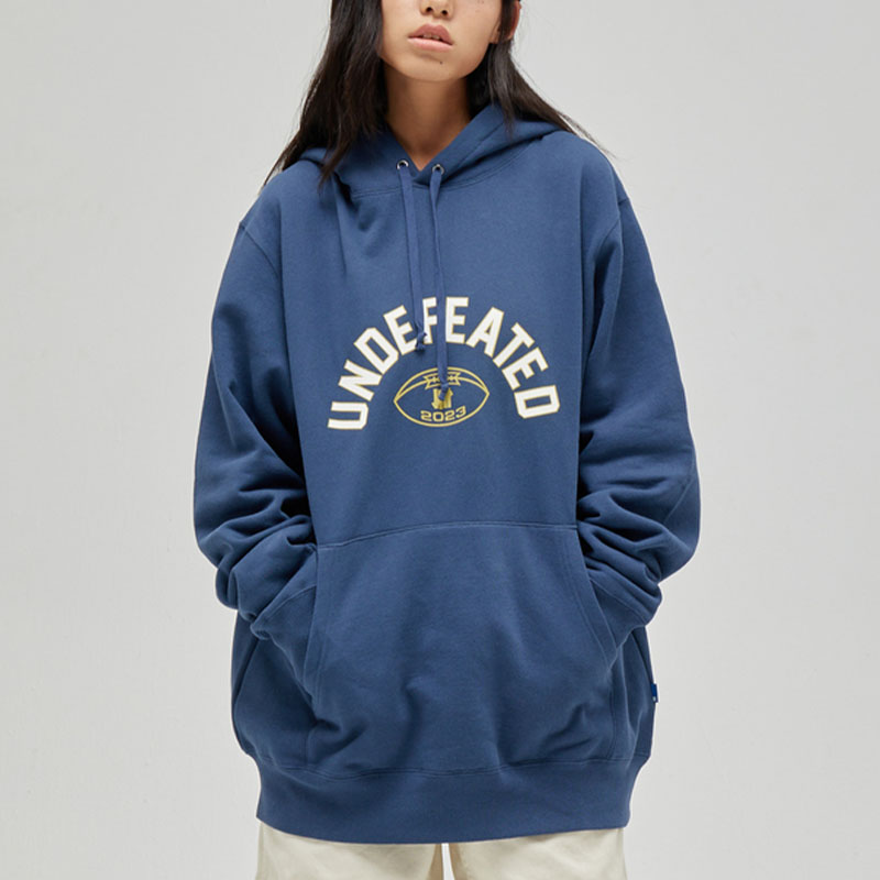 Shop UNDEFEATED FW23 五線標誌橄欖球圖案連帽衫 中性款 UI33GKH04M
