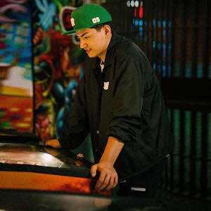 UNDEFEATED FW23 黑色教練外套 男女通用 抓絨內裡 休閒印花款 UE23GWJ02M Shop UNDEFEATED FW23 黑色教練外套 男女通用 抓絨內裡 休閒印花款 UE23GWJ02M