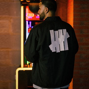 UNDEFEATED FW23 黑色教練外套 男女通用 抓絨內裡 休閒印花款 UE23GWJ02M Purchase UNDEFEATED FW23 黑色教練外套 男女通用 抓絨內裡 休閒印花款 UE23GWJ02M