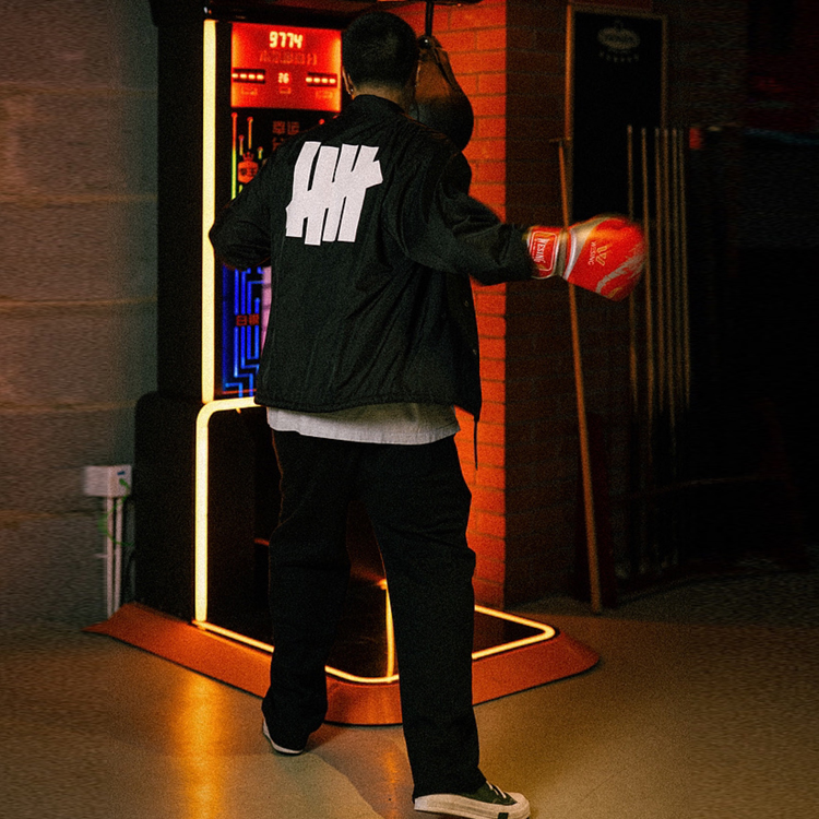 Details for UNDEFEATED FW23 黑色教練外套 男女通用 抓絨內裡 休閒印花款 UE23GWJ02M