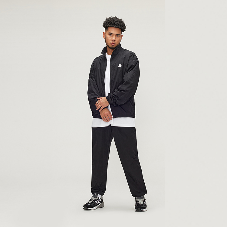 Sizing UNDEFEATED FW23 黑色教練外套 男女通用 抓絨內裡 休閒印花款 UE23GWJ02M