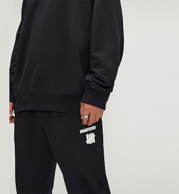 UNDEFEATED 2023秋冬款男女同款宽松徽标镂空设计卫衣。 UE33GKR01M 7