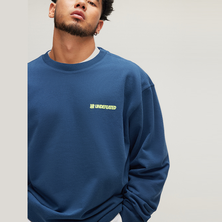 Sizing UNDEFEATED 2023秋冬款男女同款宽松徽标镂空设计卫衣。 UE33GKR01M