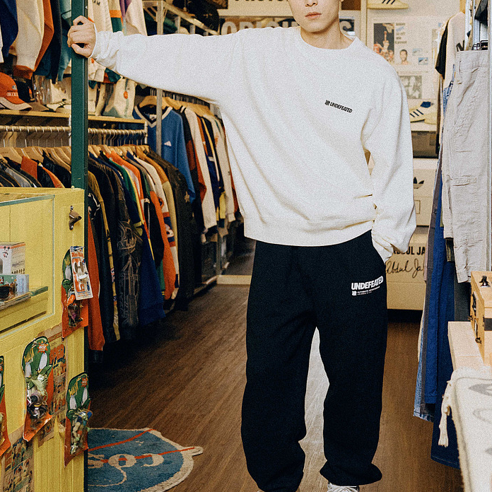 Shop UNDEFEATED FW24 五道杠宽松版型标志男女同款卫衣 UE43GKC01M