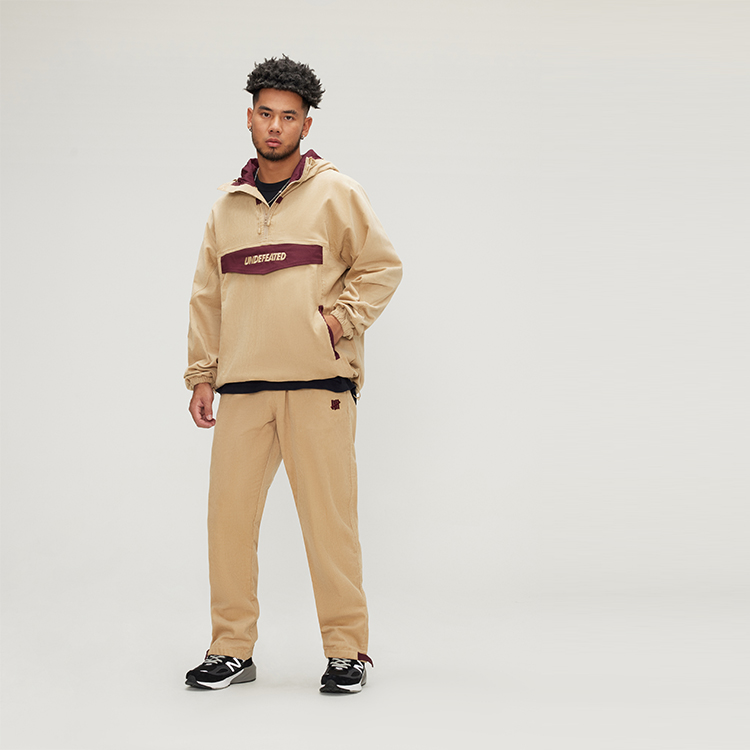 Sizing UNDEFEATED 标志灯芯绒半拉链连帽夹克男女同款。 UI33GWJ03M