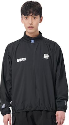 UNDEFEATED 标志轻薄长袖男女同款防晒衫。 UC42GWJ03M Shop UNDEFEATED 标志轻薄长袖男女同款防晒衫。 UC42GWJ03M