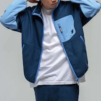 Sizing UNDEFEATED Logo Patchwork Colorblock Fleece Reversible Jacket Unisex. UC2HGFJ01M
