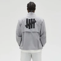 Sizing UNDEFEATED SS24 條紋Logo拼色輕便外套 男女適用. UC42GWJ02M