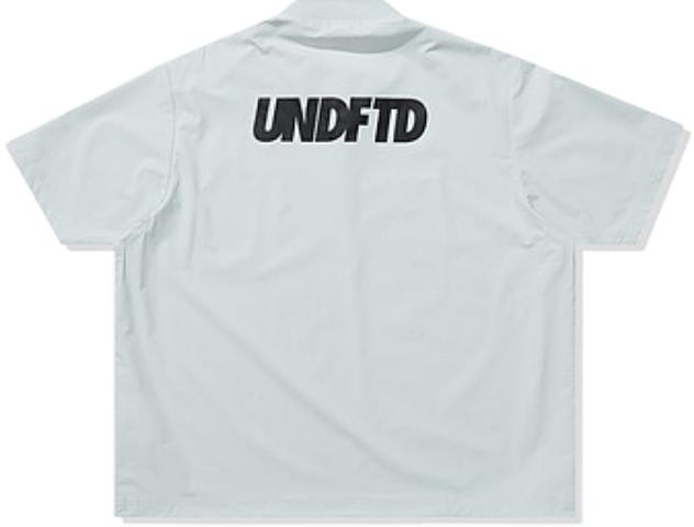 undefeated-ss-24-striped-logo-contrast-henry-neck-woven-tee-unisex-uc-41-gss-02-m