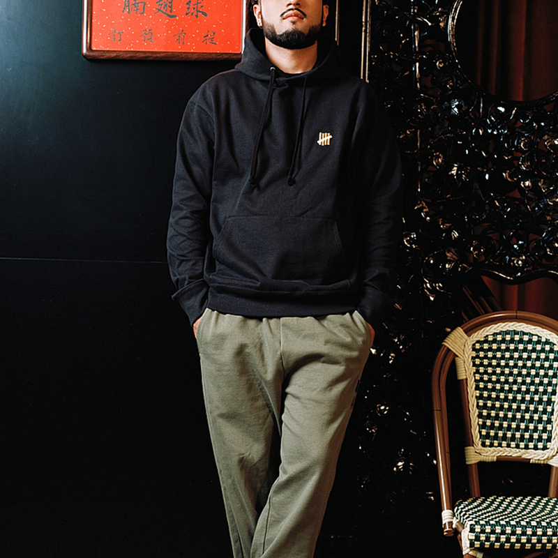 Shop UNDEFEATED SS24 龍年五線徽標連帽衫 男女款套頭衛衣 UC34GKH10M