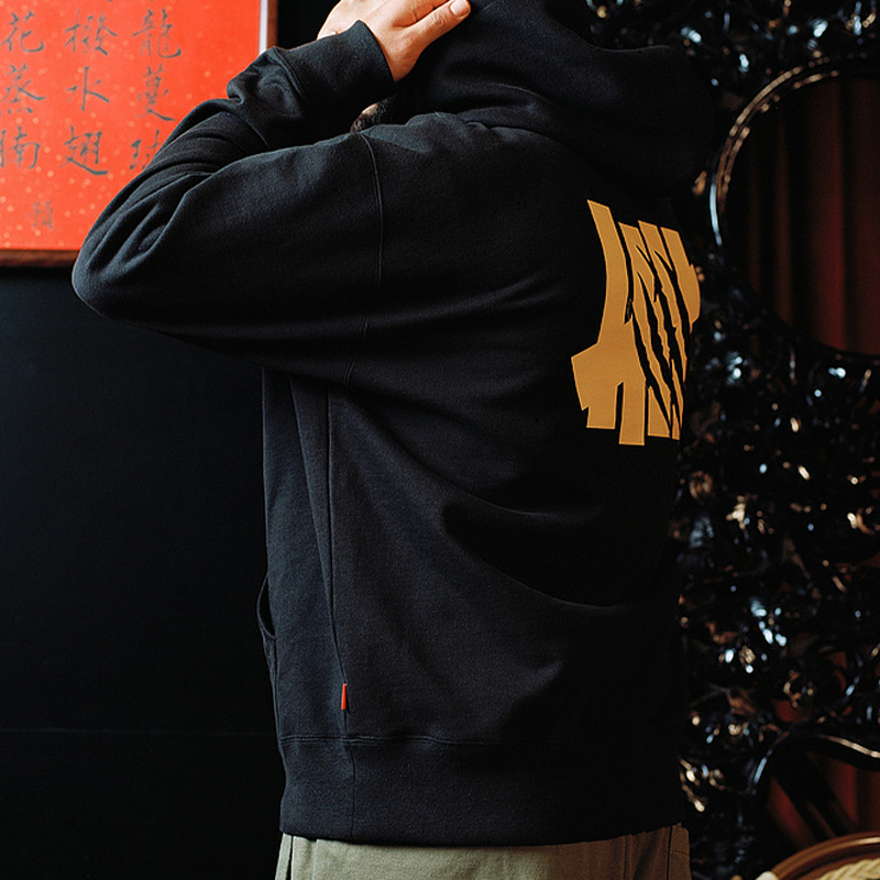Details for UNDEFEATED SS24 龍年五線徽標連帽衫 男女款套頭衛衣 UC34GKH10M