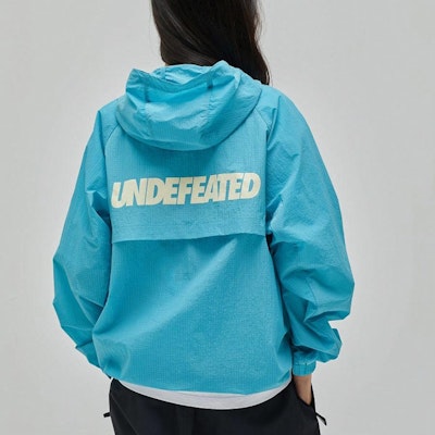 UNDEFEATED SS25 Lightweight UV50+ Water-Resistant Jacket with Logo Design Unisex UC51GWJ12M 4