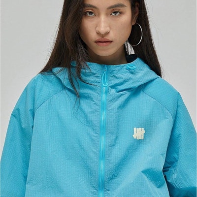 UNDEFEATED SS25 Lightweight UV50+ Water-Resistant Jacket with Logo Design Unisex UC51GWJ12M 2