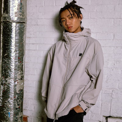 UNDEFEATED SS25 撥水ロゴアウトドアジャケット - ユニセックス. UE51GWJ01M 4