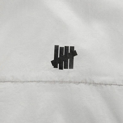 UNDEFEATED SS25 撥水ロゴアウトドアジャケット - ユニセックス. UE51GWJ01M 7