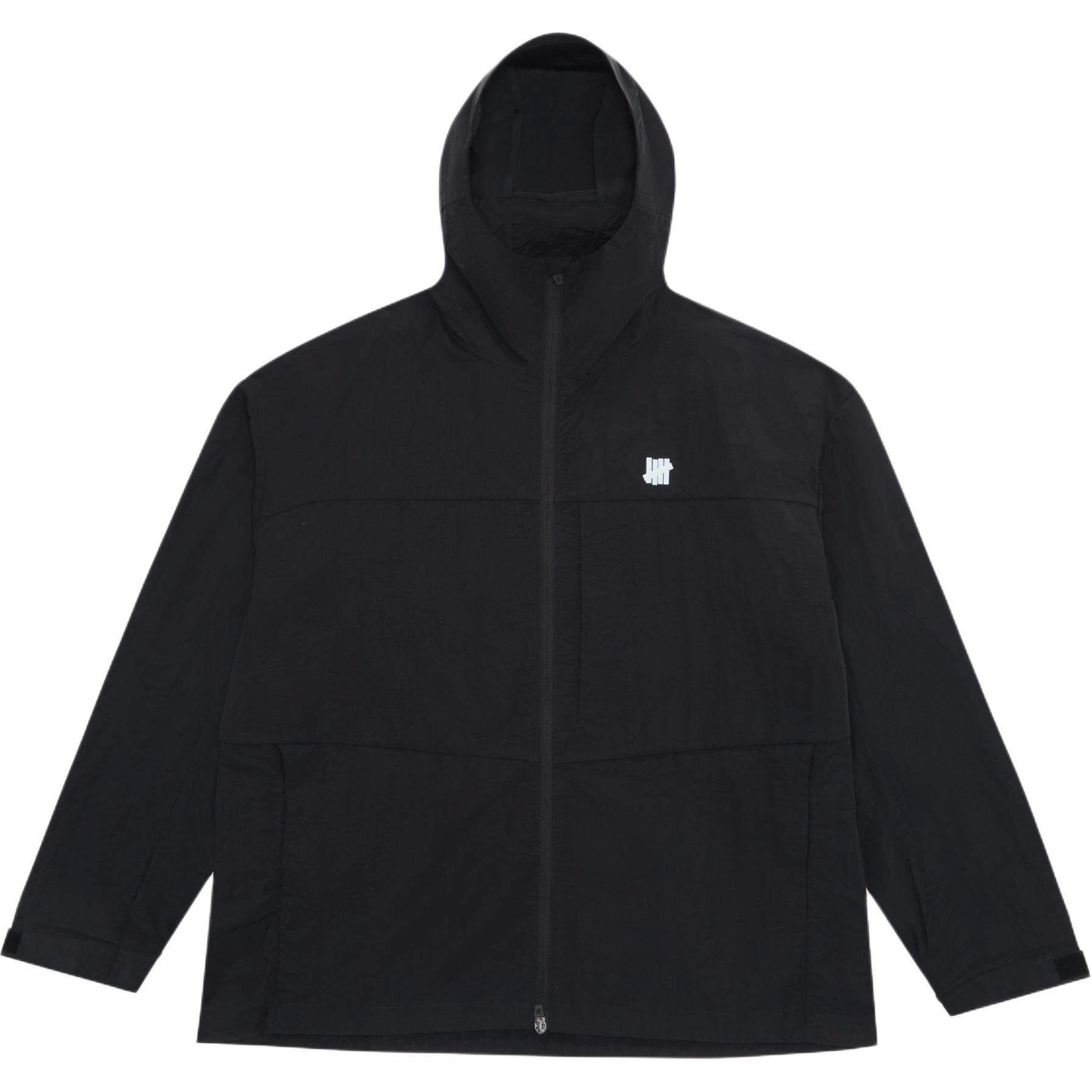 Lookbook Jaket Luaran Unisex UNDEFEATED SS25 Kalas Air Tahan Air dengan Logo. UE51GWJ01M